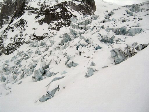 Goulotte Lafaille (27).jpg - Les Sracs du Gant. Impressionnants blocs de glace bleue.